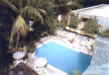 Blick auf den Pool des Hotels