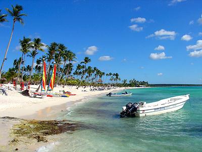 Strand links des Hotels